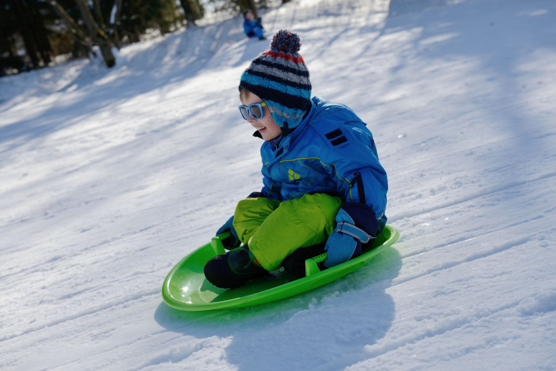 Schlittenfahren und Schneevergnügen: Fröndenbergs Kinder rodeln