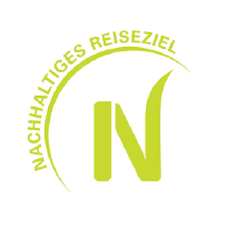 Siegel mit grünem N und Aufschrift Nachhaltiges Reiseziel.