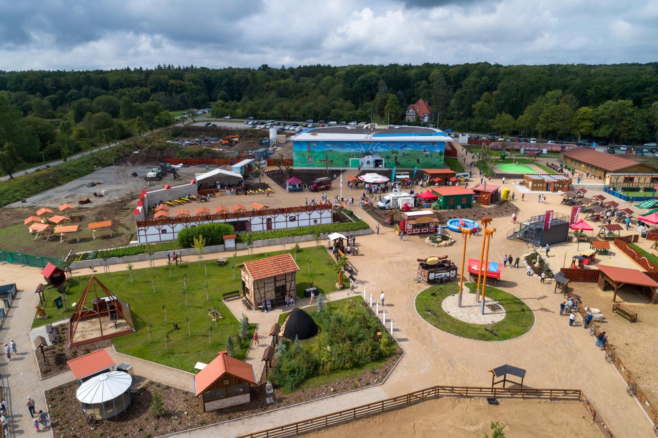 Überblick über das Bratwurstmuseum mit Freigelände und Ausstellungspavillons von oben