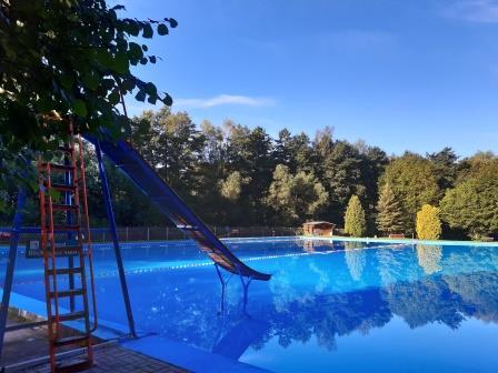 Freibad Rutsche mit Becken_Hirschberg.jpg