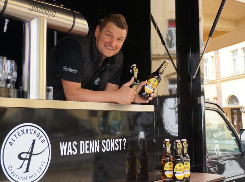 Biersommelier David Sperling mit dem neuen Saisonbier ©Altenburger Brauerei
